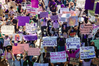 Uluslararası Kadınlar Günü anısına düzenlenen feminist bir gösteri olan 8M yolunda, Puebla 'daki kadın cinayetlerinin aydınlatılmasını talep ediyorlar..