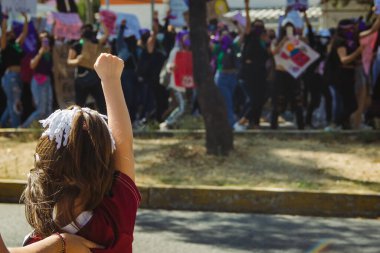 Uluslararası Kadınlar Günü anısına düzenlenen feminist bir gösteri olan 8M yolunda, Puebla 'daki kadın cinayetlerinin aydınlatılmasını talep ediyorlar..