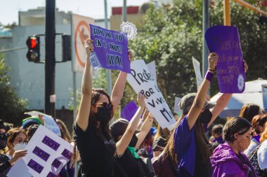 Uluslararası Kadınlar Günü anısına düzenlenen feminist bir gösteri olan 8M yolunda, Puebla 'daki kadın cinayetlerinin aydınlatılmasını talep ediyorlar..