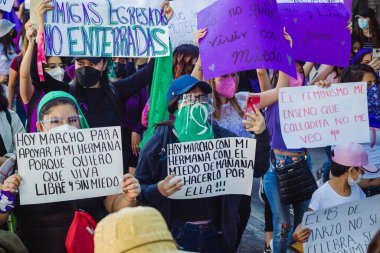 Uluslararası Kadınlar Günü anısına düzenlenen feminist bir gösteri olan 8M yolunda, Puebla 'daki kadın cinayetlerinin aydınlatılmasını talep ediyorlar..