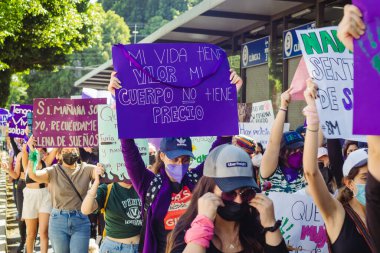 Uluslararası Kadınlar Günü anısına düzenlenen feminist bir gösteri olan 8M yolunda, Puebla 'daki kadın cinayetlerinin aydınlatılmasını talep ediyorlar..