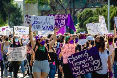 Uluslararası Kadınlar Günü anısına düzenlenen feminist bir gösteri olan 8M yolunda, Puebla 'daki kadın cinayetlerinin aydınlatılmasını talep ediyorlar..