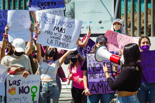 На пути к 8М, феминистской демонстрации в честь Международного женского дня, они требуют разъяснения женских убийств в Пуэбле..