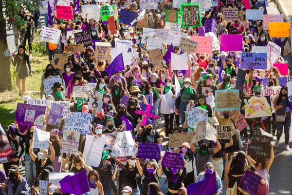 Uluslararası Kadınlar Günü Anısına Düzenlenen Feminist Bir Gösteri Olan Yolunda — Stok fotoğraf