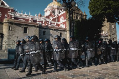 Meksikalı polis kadınlar şehirle ilgilenmeye hazırlanıyor.
