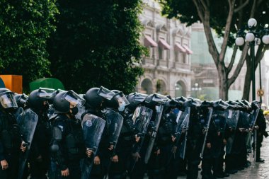 Meksikalı polis kadınlar şehirle ilgilenmeye hazırlanıyor.