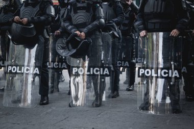 Meksikalı polis kadınlar şehirle ilgilenmeye hazırlanıyor.