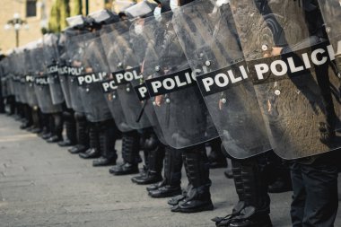 Meksikalı polis kadınlar şehirle ilgilenmeye hazırlanıyor.