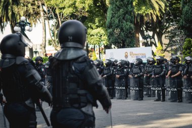 Meksikalı polis kadınlar şehirle ilgilenmeye hazırlanıyor.