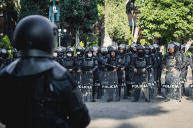 Meksikalı polis kadınlar şehirle ilgilenmeye hazırlanıyor.