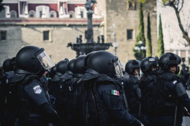 Meksikalı polis kadınlar şehirle ilgilenmeye hazırlanıyor.