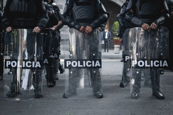 Meksikalı polis kadınlar şehirle ilgilenmeye hazırlanıyor.