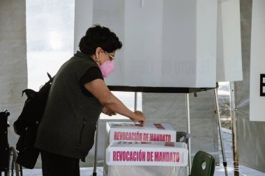 Vatandaşlar, Meksika Cumhurbaşkanı Andres 'in görevden alınması için Vatandaş Danışmanlığı' nda oy kullanmak üzere sandık başına gidiyor. 