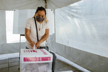 Vatandaşlar, Meksika Cumhurbaşkanı Andres 'in görevden alınması için Vatandaş Danışmanlığı' nda oy kullanmak üzere sandık başına gidiyor. 