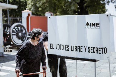 Vatandaşlar, Meksika Başkanı Andres Manuel Lopez Obrador 'un (AMLO) görevden alınması için Vatandaş Danışmanlığı' nda oy kullanmak üzere sandık başına gidiyor.)