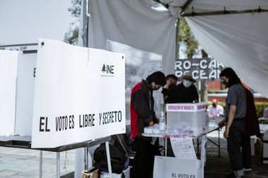 Vatandaşlar, Meksika Başkanı Andres Manuel Lopez Obrador 'un (AMLO) görevden alınması için Vatandaş Danışmanlığı' nda oy kullanmak üzere sandık başına gidiyor.)