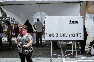 Vatandaşlar, Meksika Başkanı Andres Manuel Lopez Obrador 'un (AMLO) görevden alınması için Vatandaş Danışmanlığı' nda oy kullanmak üzere sandık başına gidiyor.)