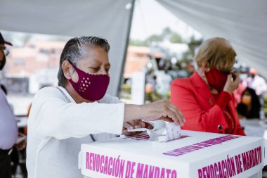 Vatandaşlar, Meksika Başkanı Andres Manuel Lopez Obrador 'un (AMLO) görevden alınması için Vatandaş Danışmanlığı' nda oy kullanmak üzere sandık başına gidiyor.)