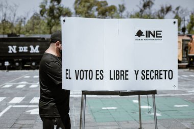 Vatandaşlar, Meksika Başkanı Andres Manuel Lopez Obrador 'un (AMLO) görevden alınması için Vatandaş Danışmanlığı' nda oy kullanmak üzere sandık başına gidiyor.)