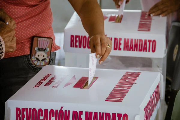 市民は メキシコ大統領 アンドレス マヌエル ロペス オブラドル Amlo の委任状の削除のための市民協議に投票するために世論調査に行きます — ストック写真