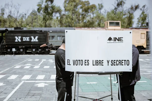 Vatandaşlar, Meksika Başkanı Andres Manuel Lopez Obrador 'un (AMLO) görevden alınması için Vatandaş Danışmanlığı' nda oy kullanmak üzere sandık başına gidiyor.)