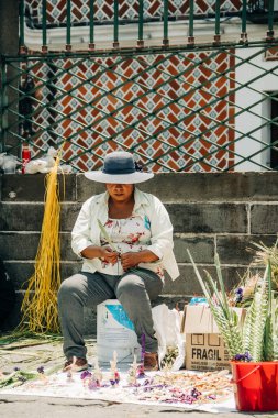 Sanatçılar, Puebla Katedrali 'nin dışındaki Palm Sunday kutlamalarında palmiye figürleri satıyor. 