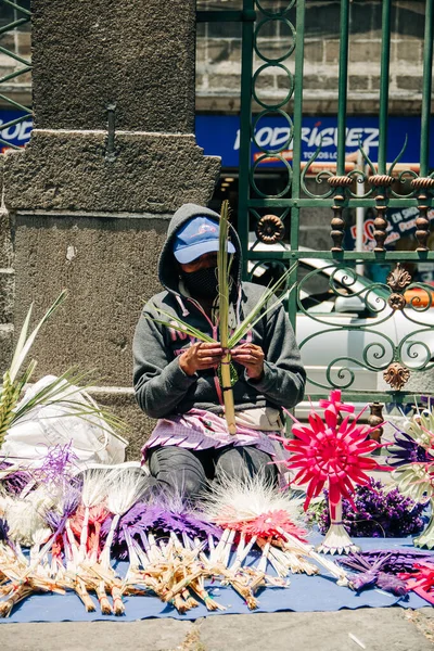 Ambachtslieden Verkopen Palmfiguren Tijdens Palm Sunday Viering Buiten Puebla Kathedraal — Stockfoto