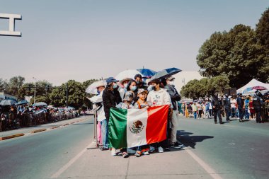 5 de mayo de 2022: Nios sostienen una bandera de Mxico anterior al desfile cvico militar del 5 de mayo