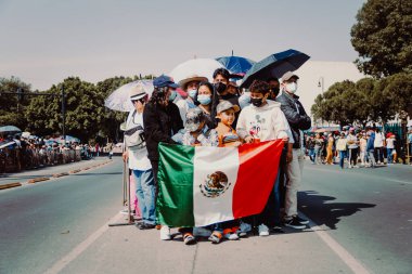 5 de mayo de 2022: Nios sostienen una bandera de Mxico anterior al desfile cvico militar del 5 de mayo