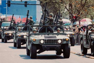 5 Mayıs 'taki Puebla Muharebesi anısına düzenlenen askeri geçit töreni.