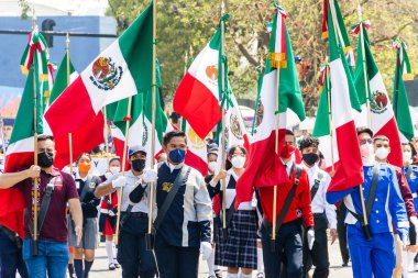 Öğrenci müzik grubu 5 Mayıs 'taki Puebla Savaşı anısına geçit töreni düzenliyor.