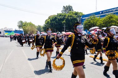 Öğrenci müzik grubu 5 Mayıs 'taki Puebla Savaşı anısına geçit töreni düzenliyor.