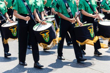 Öğrenci müzik grubu 5 Mayıs 'taki Puebla Savaşı anısına geçit töreni düzenliyor.