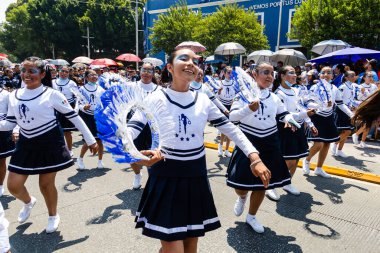 Öğrenci müzik grubu 5 Mayıs 'taki Puebla Savaşı anısına geçit töreni düzenliyor.