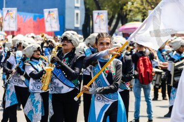 Öğrenci müzik grubu 5 Mayıs 'taki Puebla Savaşı anısına geçit töreni düzenliyor.