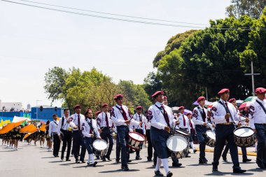 Öğrenci müzik grubu 5 Mayıs 'taki Puebla Savaşı anısına geçit töreni düzenliyor.