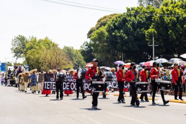 Öğrenci müzik grubu 5 Mayıs 'taki Puebla Savaşı anısına geçit töreni düzenliyor.
