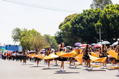 Öğrenci müzik grubu 5 Mayıs 'taki Puebla Savaşı anısına geçit töreni düzenliyor.
