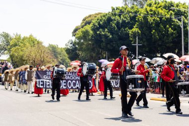Öğrenci müzik grubu 5 Mayıs 'taki Puebla Savaşı anısına geçit töreni düzenliyor.