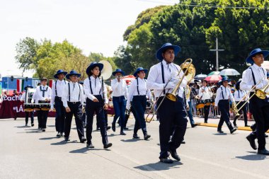 Öğrenci müzik grubu 5 Mayıs 'taki Puebla Savaşı anısına geçit töreni düzenliyor.