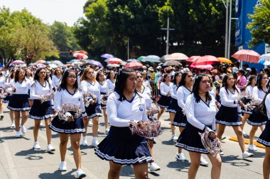 Öğrenci müzik grubu 5 Mayıs 'taki Puebla Savaşı anısına geçit töreni düzenliyor.