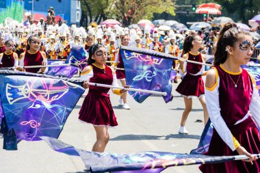 Öğrenciler 5 Mayıs 'taki Puebla Savaşı' nın yıldönümü anısına geçit töreni düzenliyorlar.
