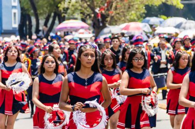 Öğrenciler 5 Mayıs 'taki Puebla Savaşı' nın yıldönümü anısına geçit töreni düzenliyorlar.