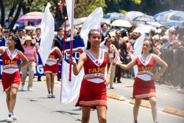 Öğrenciler 5 Mayıs 'taki Puebla Savaşı' nın yıldönümü anısına geçit töreni düzenliyorlar.