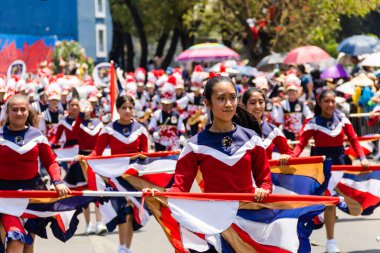 Öğrenciler 5 Mayıs 'taki Puebla Savaşı' nın yıldönümü anısına geçit töreni düzenliyorlar.