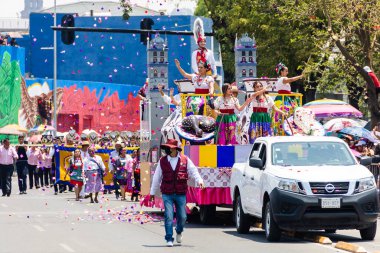Öğrenciler 5 Mayıs 'taki Puebla Savaşı' nın yıldönümü anısına geçit töreni düzenliyorlar.