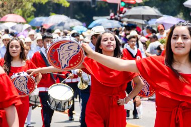 Öğrenciler 5 Mayıs 'taki Puebla Savaşı' nın yıldönümü anısına geçit töreni düzenliyorlar.