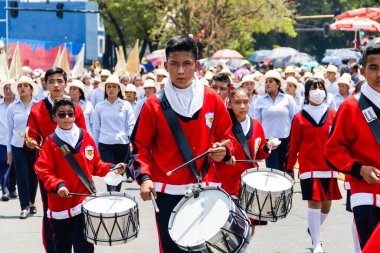 Öğrenciler 5 Mayıs 'taki Puebla Savaşı' nın yıldönümü anısına geçit töreni düzenliyorlar.