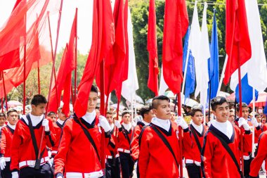 Öğrenciler 5 Mayıs 'taki Puebla Savaşı' nın yıldönümü anısına geçit töreni düzenliyorlar.