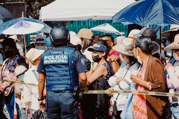 Polis, 5 Mayıs 'taki geçit töreni öncesinde halkı ihtiyatlı bir şekilde gözaltına aldı
